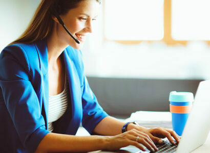 Funcionário satisfeito no ambiente de trabalho, causando boa impressão no atendimento ao cliente