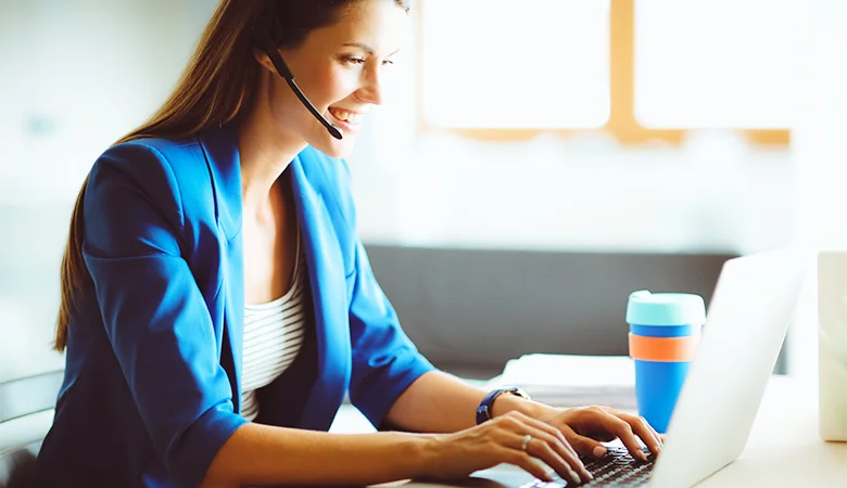 Funcionário satisfeito no ambiente de trabalho, causando boa impressão no atendimento ao cliente