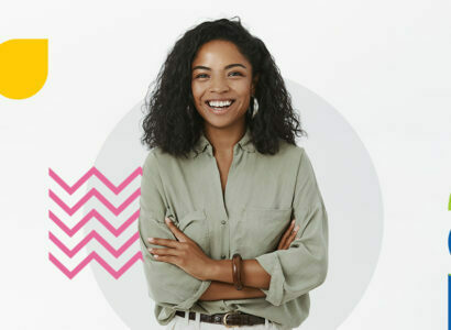Mulher negra, cabelos cacheados soltos, braços cruzados, sorrindo. O tema do artigo: 7 dicas para criar um modelo de negócios centrado em customer experience e gerar lucro