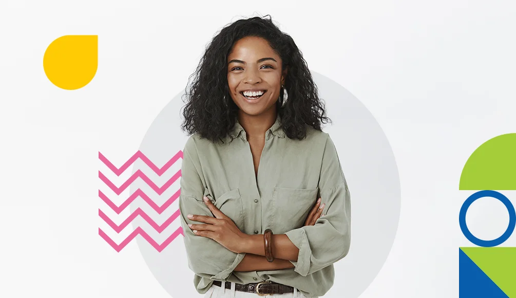 Mulher negra, cabelos cacheados soltos, braços cruzados, sorrindo. O tema do artigo: 7 dicas para criar um modelo de negócios centrado em customer experience e gerar lucro
