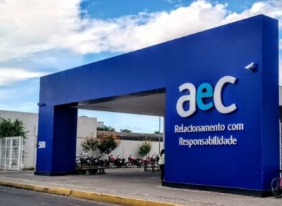 Unidade da AeC em Mossoró. Fachada toda em azul com a logo da AeC.