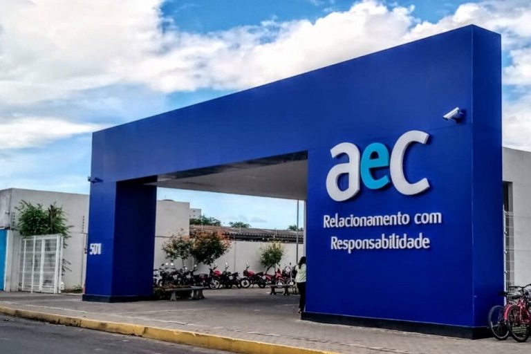 Unidade da AeC em Mossoró. Fachada toda em azul com a logo da AeC.
